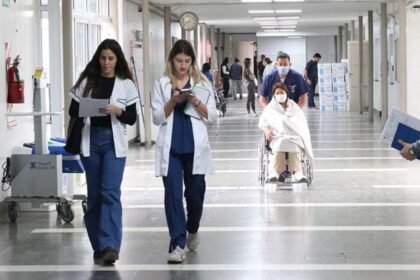 Profesionales de la salud durante una jornada de trabajo en un hospital público de la provincia de Santa Fe.