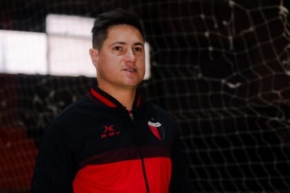 Ezequiel Medrán, entrenador de Colón, durante la previa de un encuentro oficial del Sabalero por la Primera Nacional.