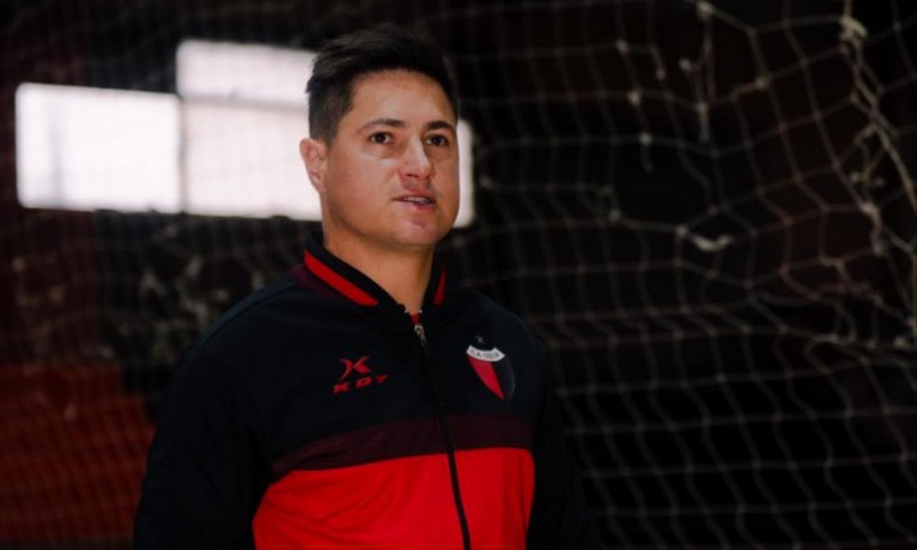 Ezequiel Medrán, entrenador de Colón, durante la previa de un encuentro oficial del Sabalero por la Primera Nacional.