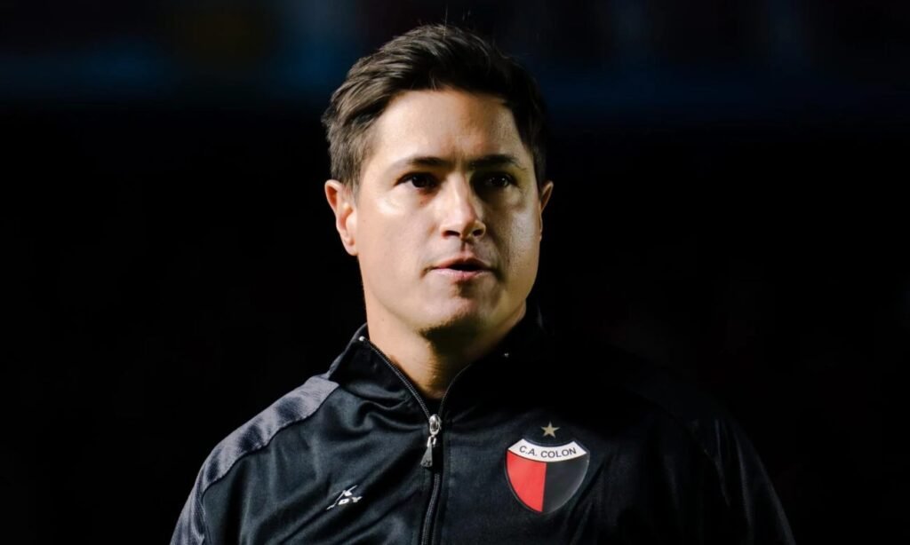 Ezequiel Medrán, entrenador de Colón, durante un partido del equipo en la Primera Nacional. Foto de archivo.