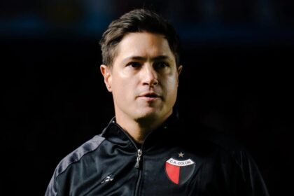 Ezequiel Medrán, entrenador de Colón, durante un partido del equipo en la Primera Nacional. Foto de archivo.