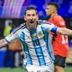 Lionel Messi celebra su conquista durante el encuentro entre Argentina y Egipto por el Mundial 2026.