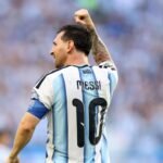 Lionel Messi celebra un nuevo gol con la Selección Argentina en un partido decisivo del Mundial.