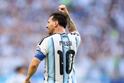 Lionel Messi celebra un nuevo gol con la Selección Argentina en un partido decisivo del Mundial.