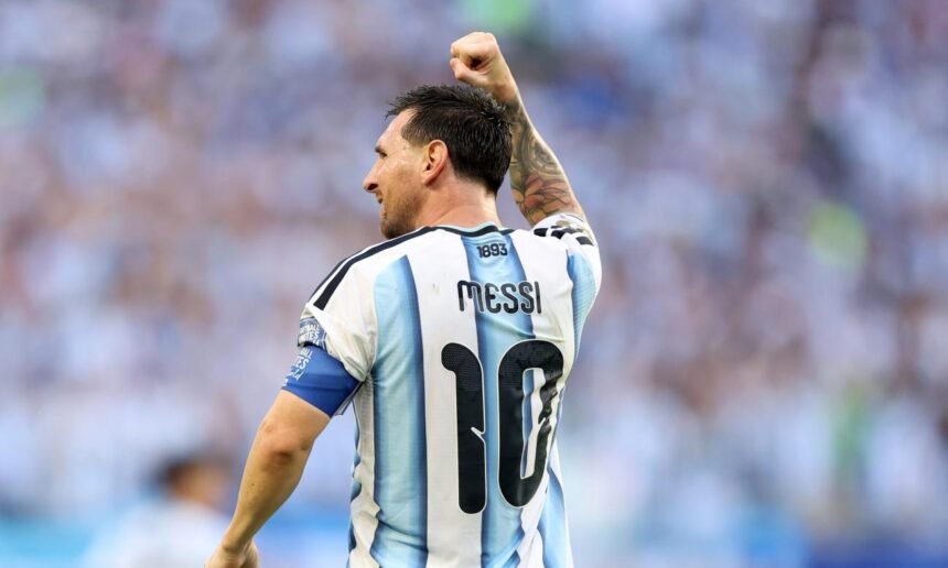 Lionel Messi celebra un nuevo gol con la Selección Argentina en un partido decisivo del Mundial.