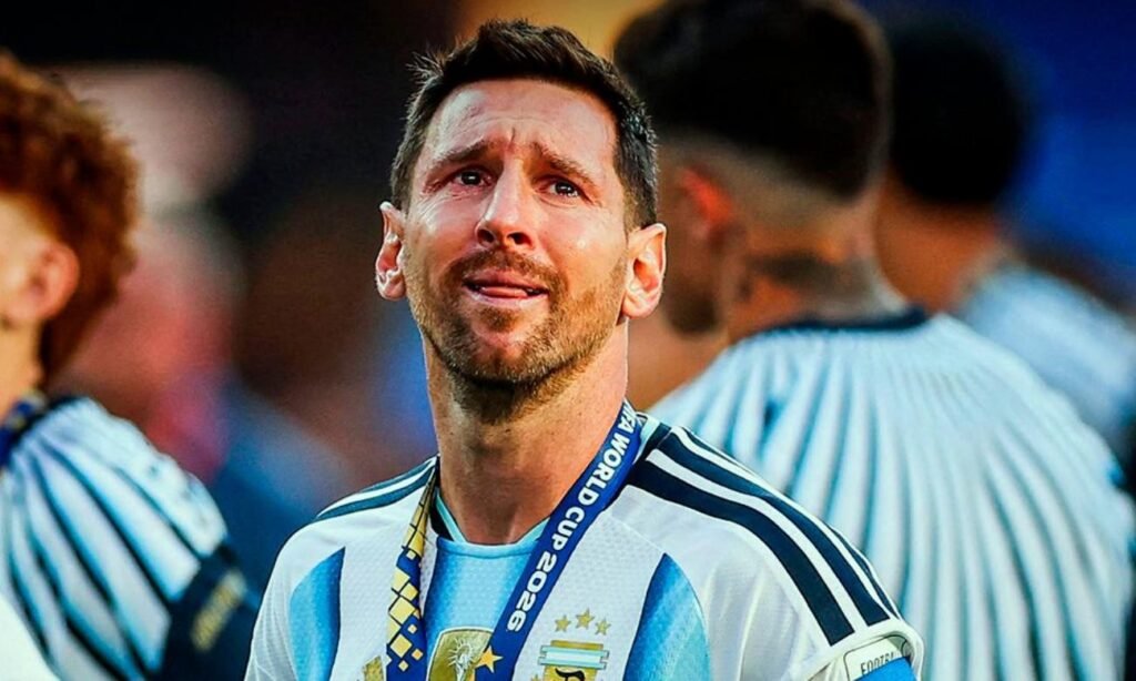 Leyenda atemporal para foto (archivo): Lionel Messi saluda a los hinchas argentinos tras un partido con la Selección, en una imagen que refleja el fuerte vínculo entre el capitán y la gente.