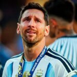 Leyenda atemporal para foto (archivo): Lionel Messi saluda a los hinchas argentinos tras un partido con la Selección, en una imagen que refleja el fuerte vínculo entre el capitán y la gente.