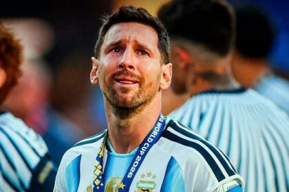 Leyenda atemporal para foto (archivo): Lionel Messi saluda a los hinchas argentinos tras un partido con la Selección, en una imagen que refleja el fuerte vínculo entre el capitán y la gente.