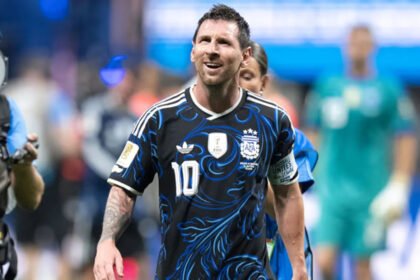 Lionel Messi celebra con la Selección Argentina tras un partido mundialista. Foto de archivo.