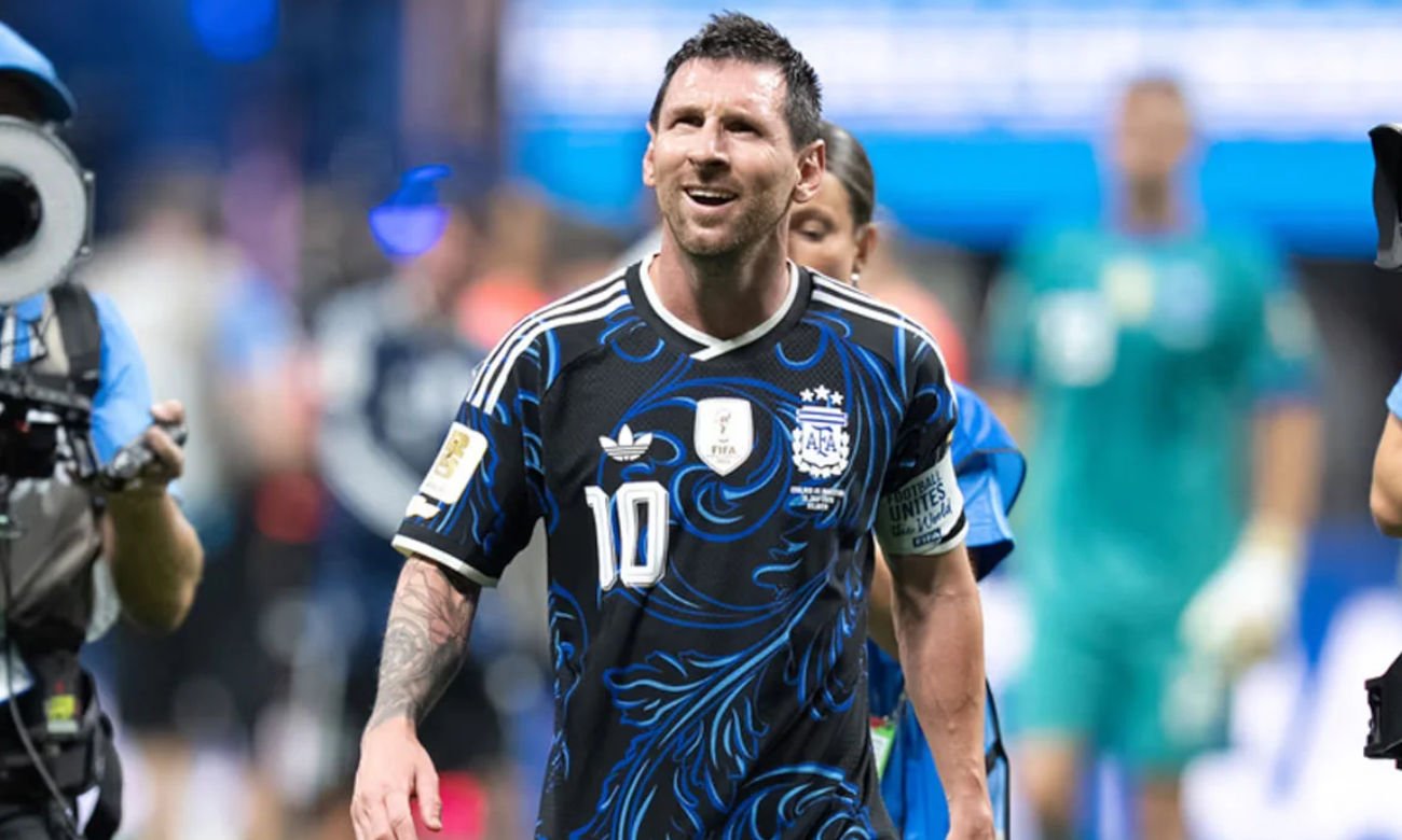 Lionel Messi celebra con la Selección Argentina tras un partido mundialista. Foto de archivo.