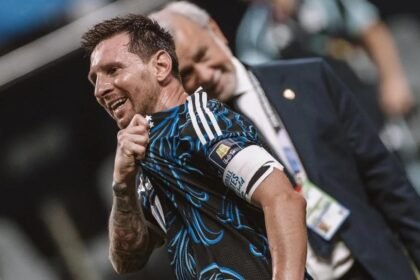 Lionel Messi celebra con la Selección Argentina tras un partido oficial. Foto de archivo.