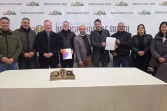 Autoridades provinciales, municipales y comunales durante la firma del acta de preadjudicación de la segunda etapa del Gasoducto Sudoeste Lechero en Suardi.