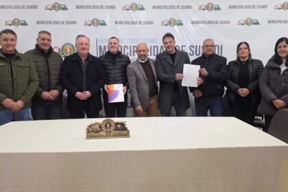 Autoridades provinciales, municipales y comunales durante la firma del acta de preadjudicación de la segunda etapa del Gasoducto Sudoeste Lechero en Suardi.