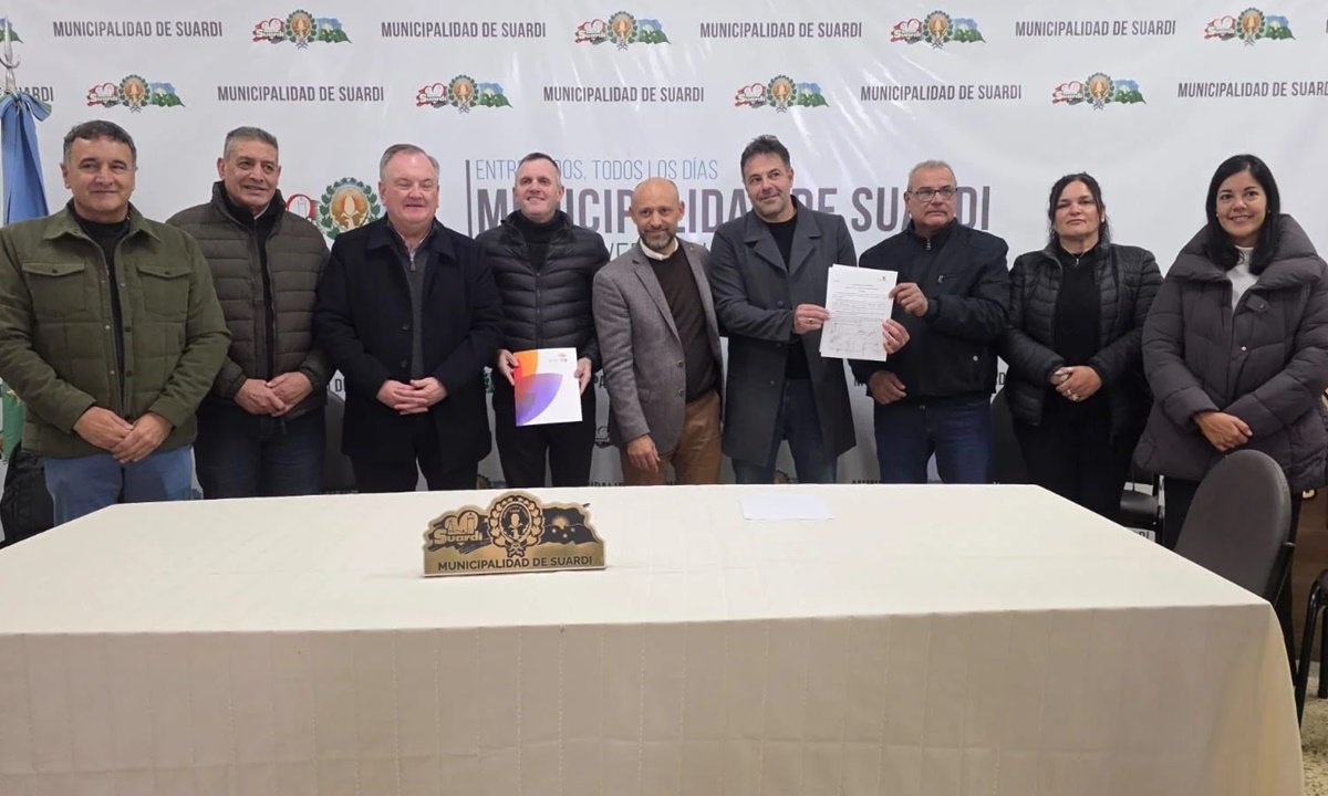 Autoridades provinciales, municipales y comunales durante la firma del acta de preadjudicación de la segunda etapa del Gasoducto Sudoeste Lechero en Suardi.