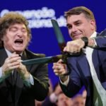 El presidente argentino Javier Milei junto al senador brasileño Flávio Bolsonaro durante una actividad política en Brasil. Foto: archivo.