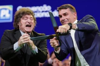 El presidente argentino Javier Milei junto al senador brasileño Flávio Bolsonaro durante una actividad política en Brasil. Foto: archivo.