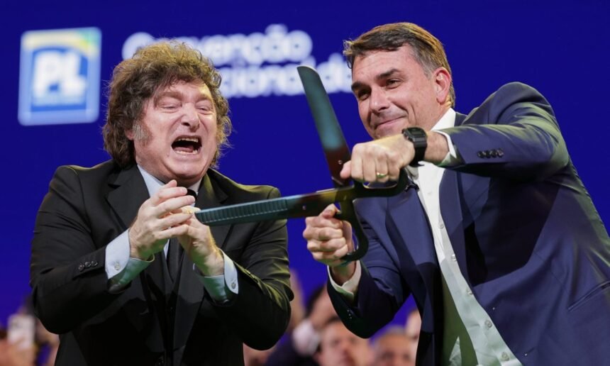 El presidente argentino Javier Milei junto al senador brasileño Flávio Bolsonaro durante una actividad política en Brasil. Foto: archivo.
