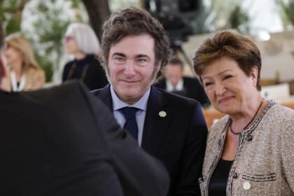 Javier Milei junto a la directora gerente del Fondo Monetario Internacional (FMI), Kristalina Georgieva, durante un encuentro oficial. Foto de archivo. (al)