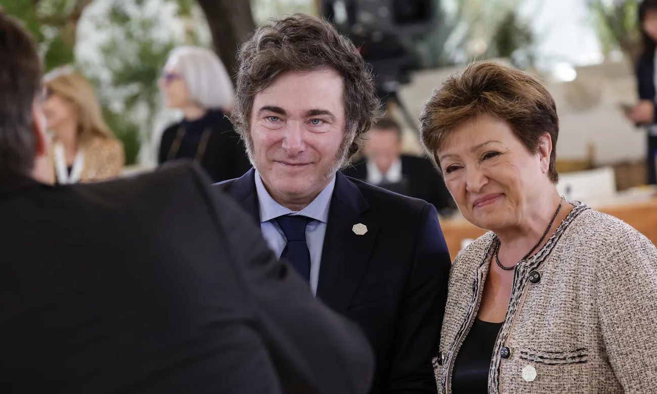 Javier Milei junto a la directora gerente del Fondo Monetario Internacional (FMI), Kristalina Georgieva, durante un encuentro oficial. Foto de archivo. (al)