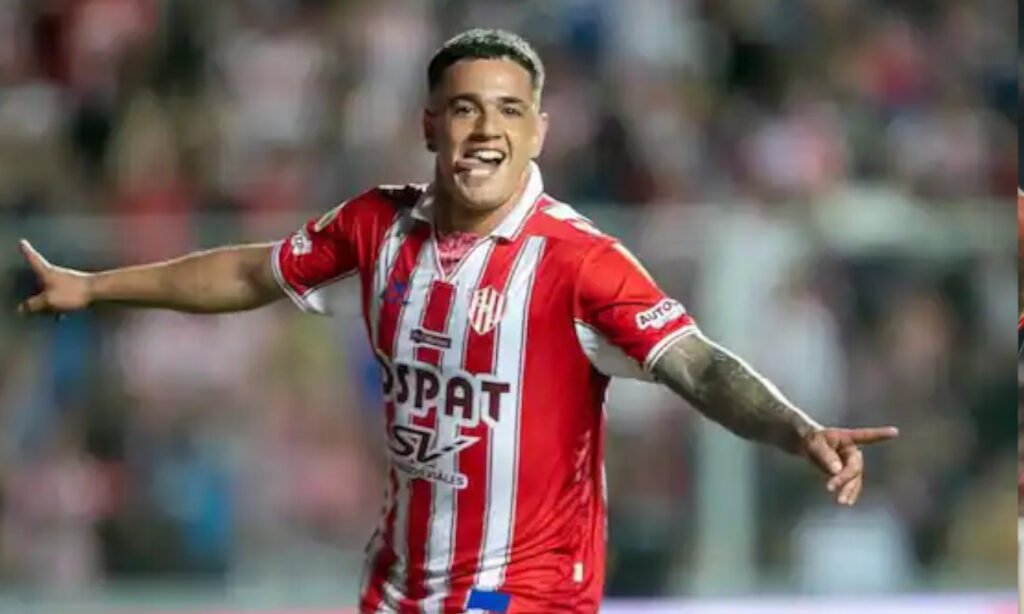 Gonzalo "Toro" Morales durante un partido con la camiseta de Unión de Santa Fe, club en el que disputó 43 encuentros oficiales y marcó nueve goles. Foto de archivo.