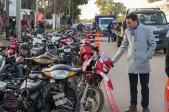 Vehículos abandonados en una dependencia policial de Santa Fe durante operativos de ordenamiento y recuperación de espacios públicos.
