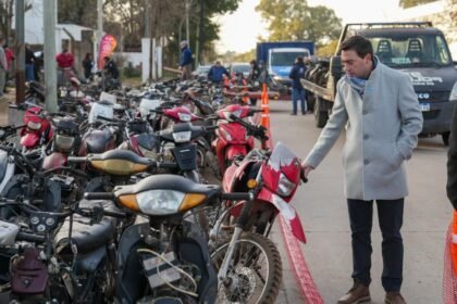 Vehículos abandonados en una dependencia policial de Santa Fe durante operativos de ordenamiento y recuperación de espacios públicos.