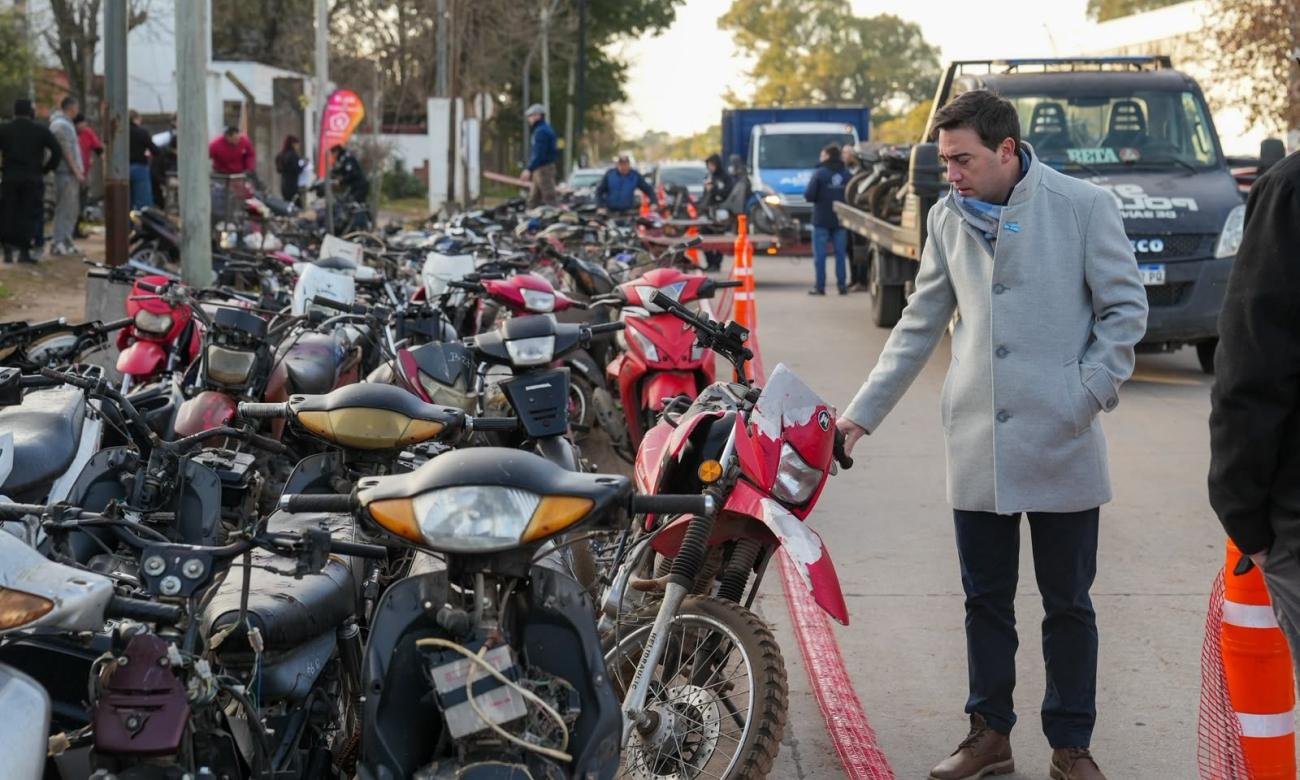 Vehículos abandonados en una dependencia policial de Santa Fe durante operativos de ordenamiento y recuperación de espacios públicos.