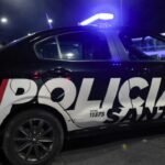 Móvil de la Policía de Santa Fe en el marco de un operativo de seguridad realizado en la vía pública.