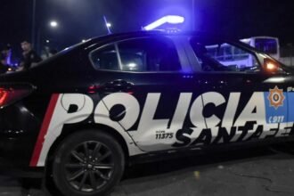 Móvil de la Policía de Santa Fe en el marco de un operativo de seguridad realizado en la vía pública.