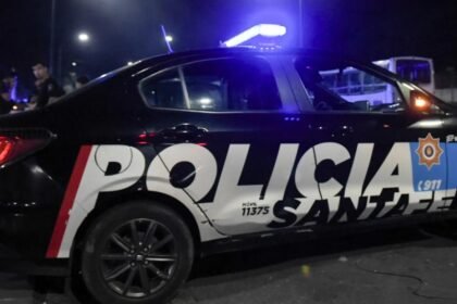 Móvil de la Policía de Santa Fe en el marco de un operativo de seguridad realizado en la vía pública.