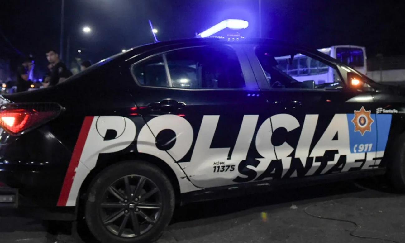 Móvil de la Policía de Santa Fe en el marco de un operativo de seguridad realizado en la vía pública.