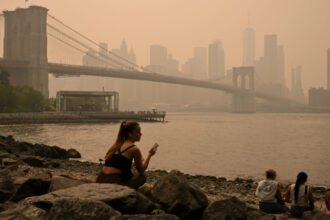 La ciudad de Nueva York bajo una capa de humo por los incendios forestales registrados en Canadá, que generaron alertas ambientales en Estados Unidos. Foto de archivo.