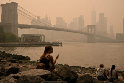 La ciudad de Nueva York bajo una capa de humo por los incendios forestales registrados en Canadá, que generaron alertas ambientales en Estados Unidos. Foto de archivo.