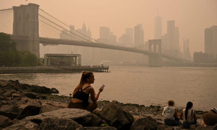 La ciudad de Nueva York bajo una capa de humo por los incendios forestales registrados en Canadá, que generaron alertas ambientales en Estados Unidos. Foto de archivo.