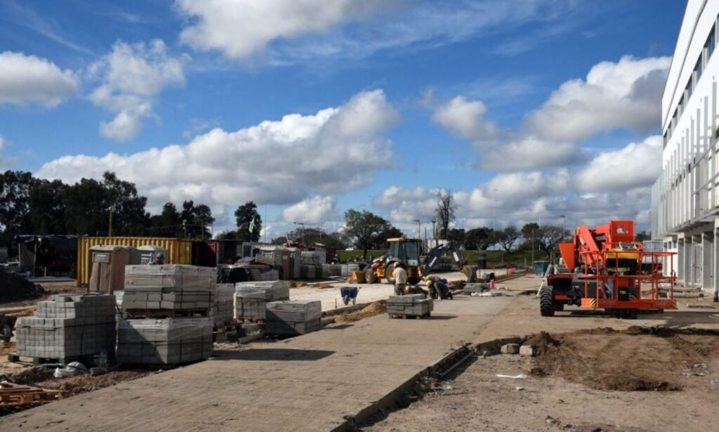 Trabajos de apertura y nivelación de calle Urquiza para mejorar la conectividad entre el barrio Centenario y el nuevo bulevar Tacca.