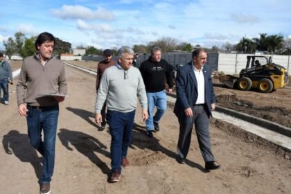 El intendente Juan Pablo Poletti y funcionarios municipales recorrieron el avance de la obra de apertura de calle Urquiza en barrio Centenario.