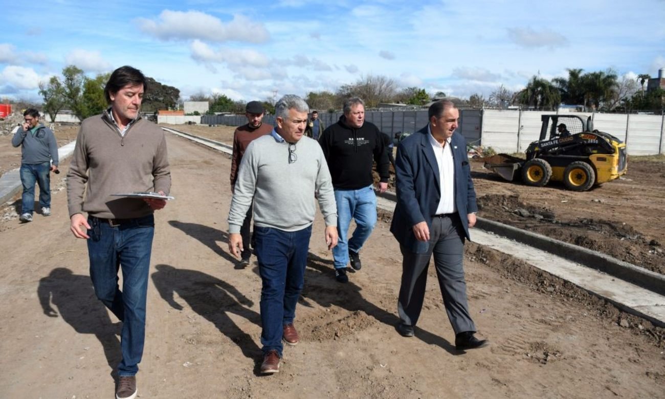 El intendente Juan Pablo Poletti y funcionarios municipales recorrieron el avance de la obra de apertura de calle Urquiza en barrio Centenario.