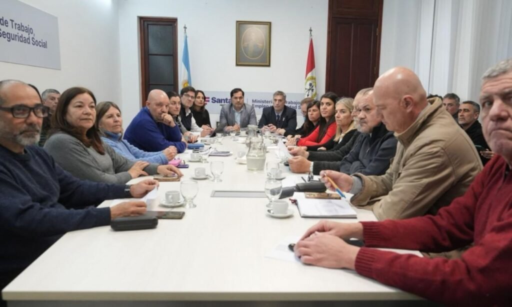 Reunión paritaria entre representantes del Gobierno de Santa Fe y los gremios docentes.