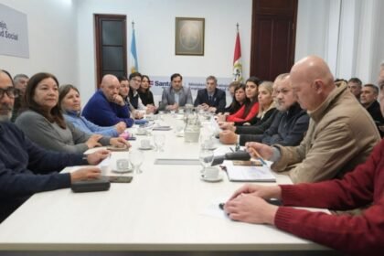 Reunión paritaria entre representantes del Gobierno de Santa Fe y los gremios docentes.