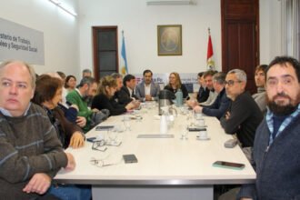 Profesionales de la salud participan de una reunión paritaria con representantes del Gobierno de Santa Fe para analizar la propuesta salarial del sector.
