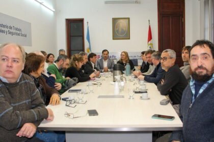 Profesionales de la salud participan de una reunión paritaria con representantes del Gobierno de Santa Fe para analizar la propuesta salarial del sector.