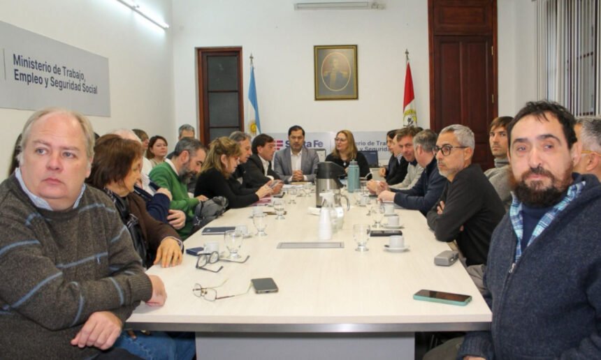 Profesionales de la salud participan de una reunión paritaria con representantes del Gobierno de Santa Fe para analizar la propuesta salarial del sector.
