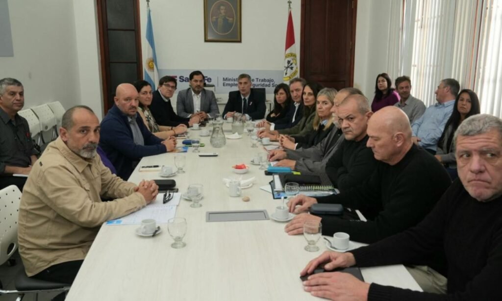 Representantes del Gobierno de Santa Fe y de los gremios docentes retomaron las negociaciones paritarias, que continuarán con una nueva reunión prevista para el martes 21 de julio.