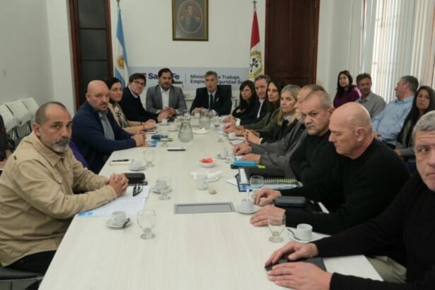 Representantes del Gobierno de Santa Fe y de los gremios docentes retomaron las negociaciones paritarias, que continuarán con una nueva reunión prevista para el martes 21 de julio.