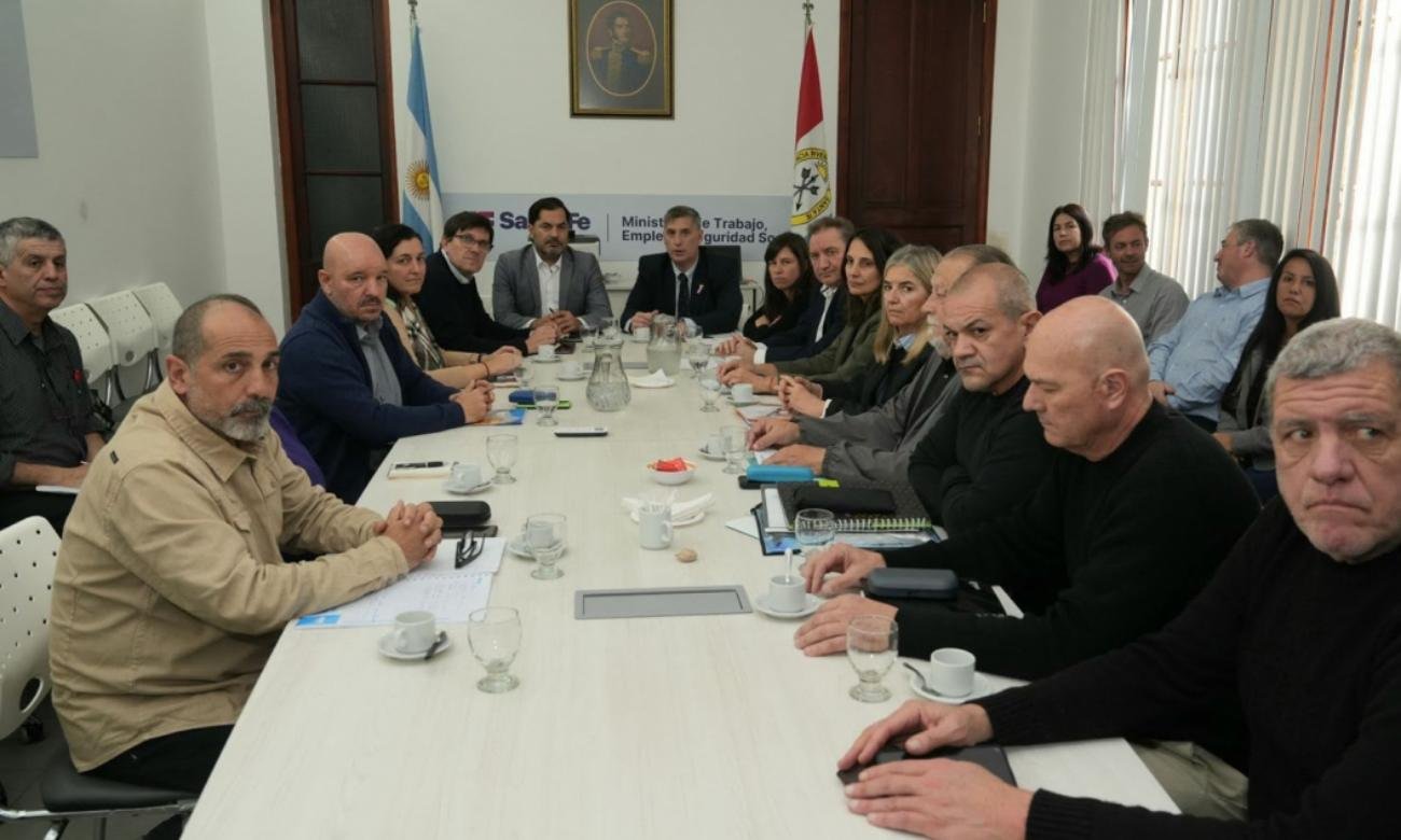 Representantes del Gobierno de Santa Fe y de los gremios docentes retomaron las negociaciones paritarias, que continuarán con una nueva reunión prevista para el martes 21 de julio.