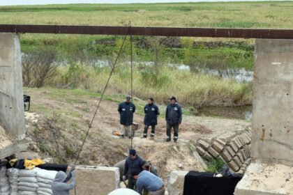 Avance de la obra hídrica que ejecuta la Municipalidad de Santa Fe en el Paseo de la Laguna para reforzar el sistema de drenaje y proteger el sector científico y universitario.