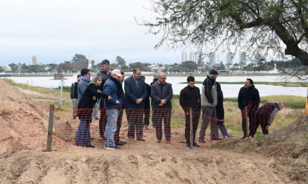 El intendente Juan Pablo Poletti, junto a autoridades municipales, del CONICET y del Parque Tecnológico del Litoral Centro, recorrió la obra hídrica que se ejecuta en el Paseo de la Laguna.