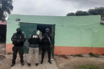 Una de las viviendas allanadas por la Policía de Investigaciones durante el operativo por una causa de presunto microtráfico en la ciudad de Vera.
