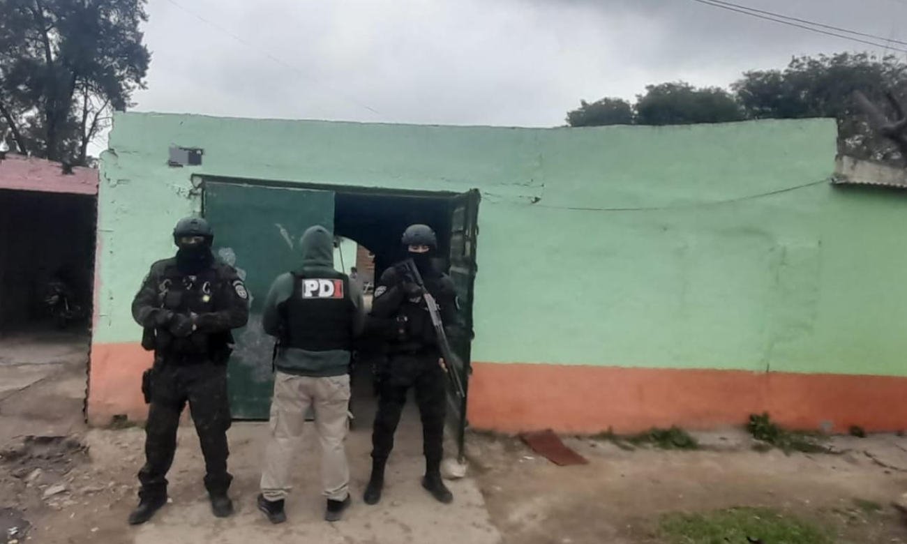 Una de las viviendas allanadas por la Policía de Investigaciones durante el operativo por una causa de presunto microtráfico en la ciudad de Vera.