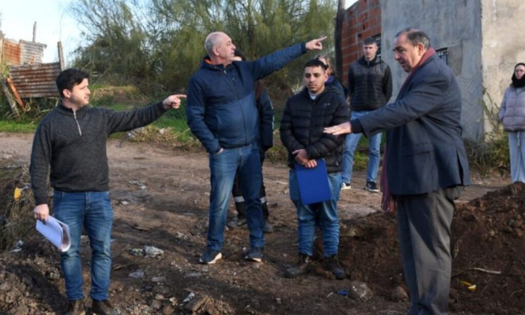 Juan Pablo Poletti durante una recorrida por obras de infraestructura hidráulica en la ciudad de Santa Fe. Foto de archivo